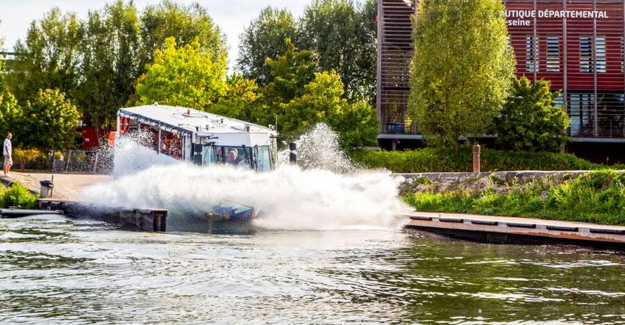 Paris: City and River Seine Tour on an Amphibious Bus - How the guide makes the road route work