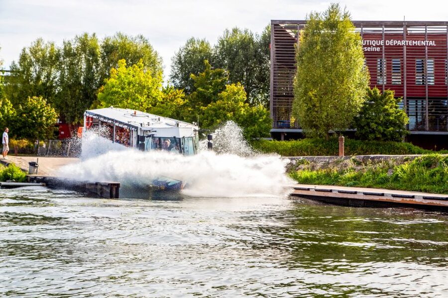 Paris: City and River Seine Tour on an Amphibious Bus - Following the old royal route toward Hauts-de-Seine