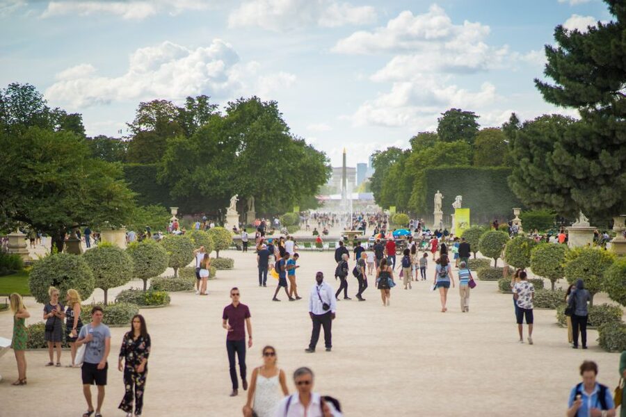 Paris: City Center Group Tour in German - Pont Neuf, the oldest bridge with the newest name