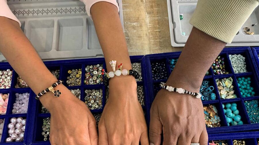Paris: Custom Souvenir Bracelet Workshop - How the one-hour workshop unfolds