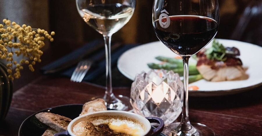 Paris: Dinner with Customized Wine Selection - The room, the bar, and the Paris address