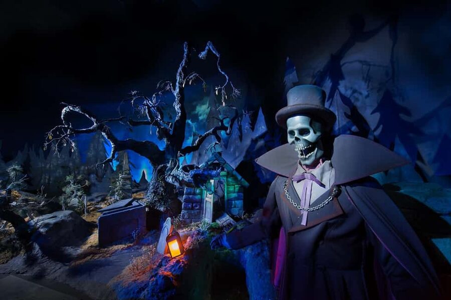 Paris: Disneyland Paris Ticket with Transfer - World of Frozen and the park’s newer attractions