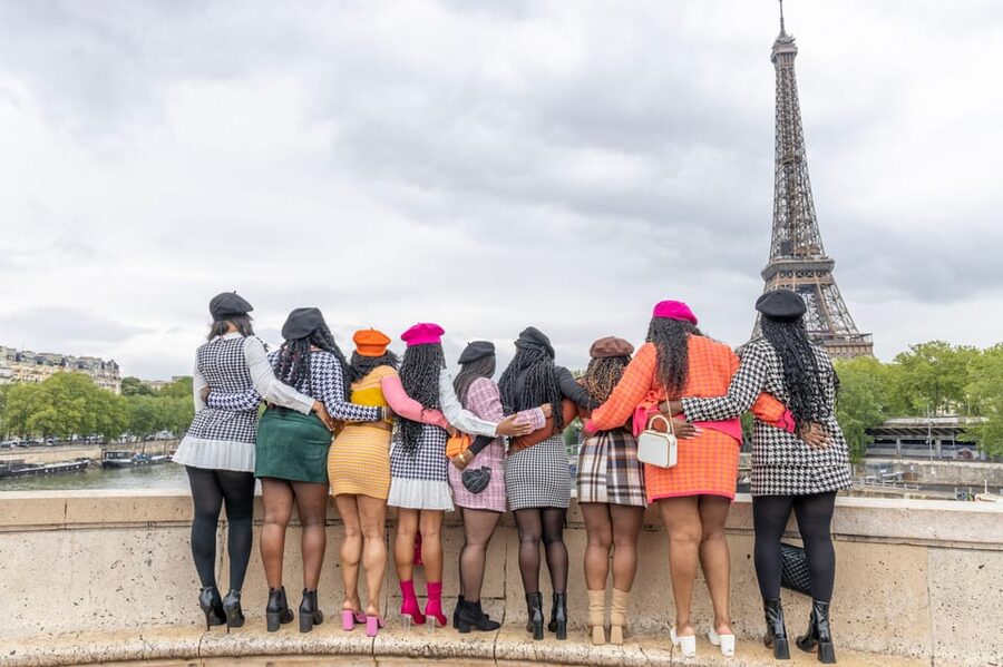 Paris: Eiffel Area Private Photoshoot - A short photo session with a clear Paris payoff