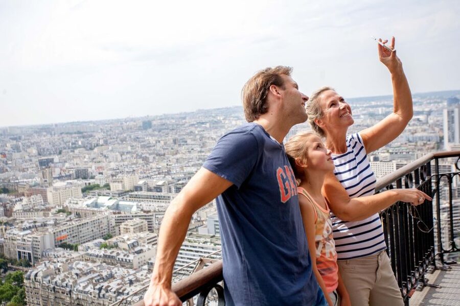 Paris: Eiffel Tower Access by Elevator & Seine River Cruise - The guides make the difference
