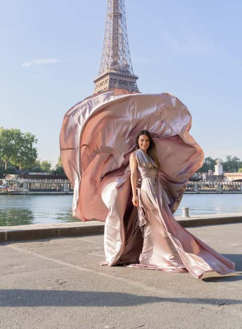 Paris: Eiffel Tower Flying-Dress Photoshoot jonadress - Trocadéro and the Eiffel Tower backdrop