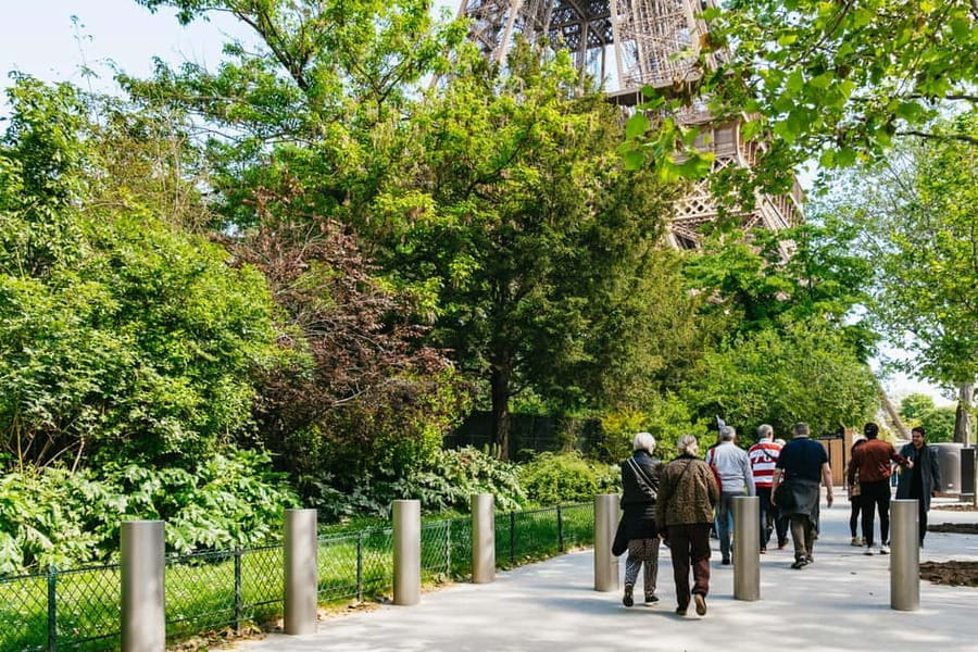 Paris: Eiffel Tower Fully Guided Tour with Summit Option - Small details that can make the visit easier