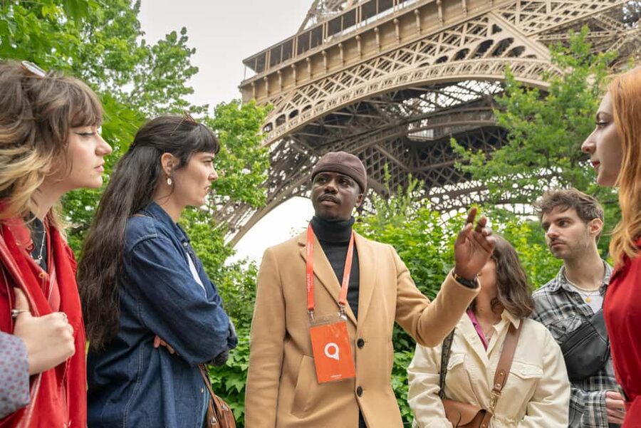 Paris: Eiffel Tower Guided Tour with Summit Access - Why the guide makes a difference
