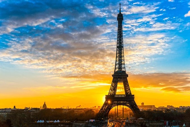 Paris: Eiffel Tower Photo Shoot - A polished Eiffel Tower memory in half an hour