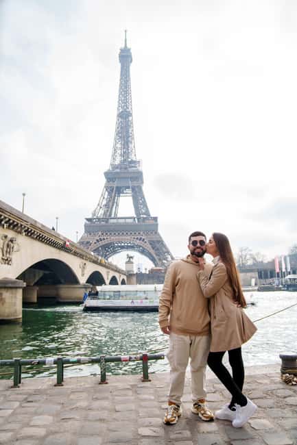 Paris: Eiffel Tower Photoshoot with a Professional - What this Eiffel Tower session is really like