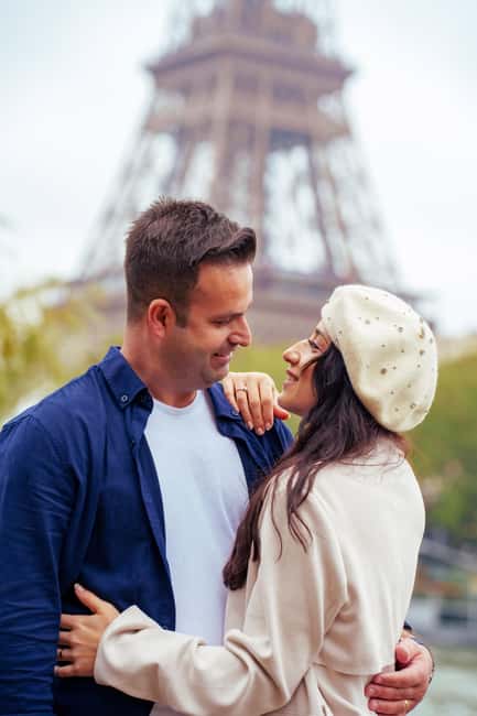 Paris: Eiffel Tower Photoshoot with a Professional - Moving between Eiffel Tower viewpoints