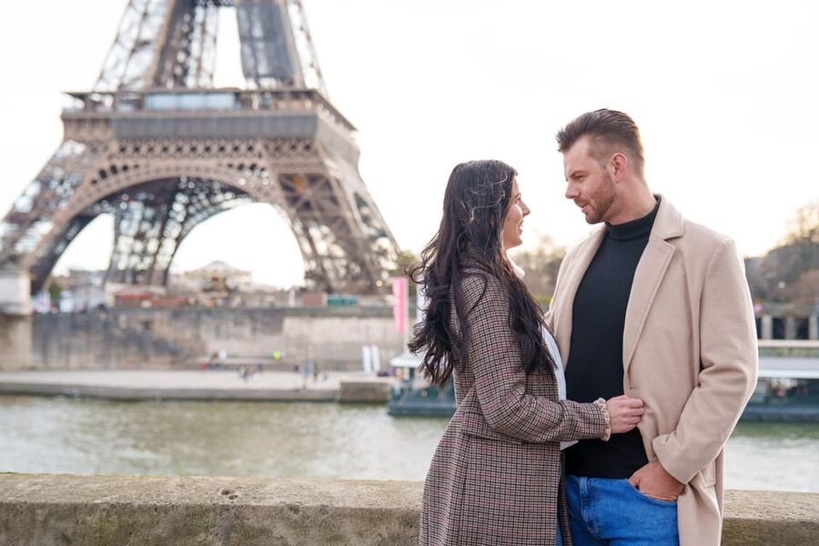 Paris: Eiffel Tower Photoshoot with a Professional - Pose help for people who dislike posing