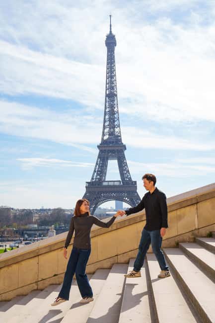 Paris: Eiffel Tower Photoshoot with a Professional - Candid moments and natural retouching