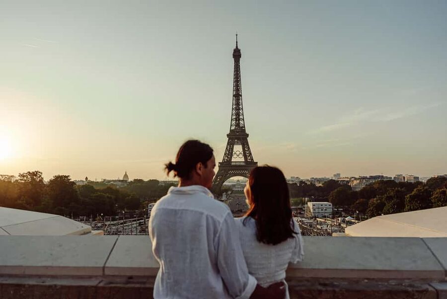 Paris: Eiffel Tower Street Photoshoot - The route toward the Louvre
