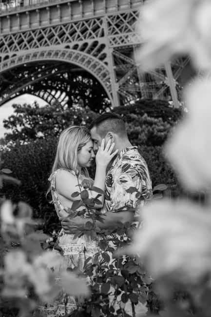 Paris: Eiffel Tower Street Photoshoot - Weather, crowds, and practical comfort