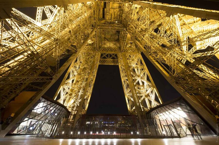 Paris: Elegant Dinner with Drinks in the Eiffel Tower - Service that helps make the night