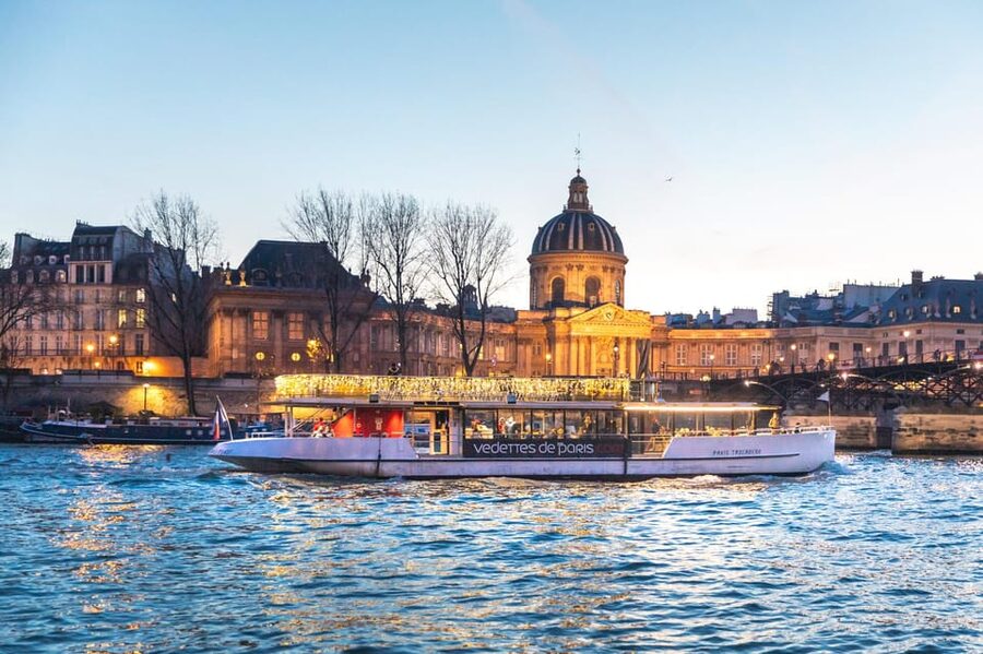 Paris: Evening River Cruise with Music - The best seat, the coldest seat, and the photo problem