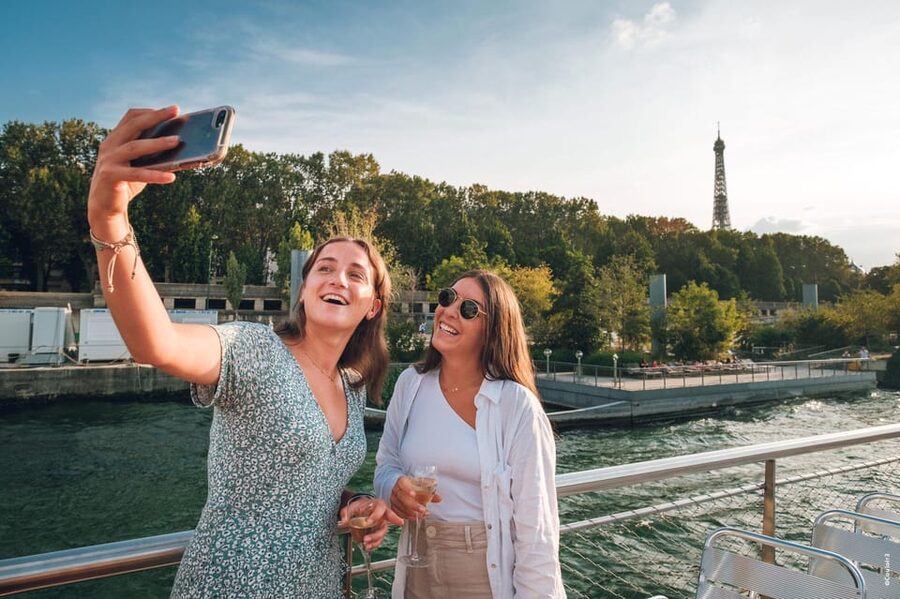 Paris: Evening River Cruise with Music - The one-hour route and what you will see