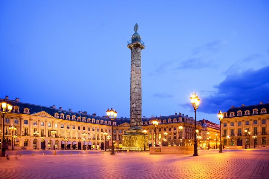 Paris: Evening Sightseeing Tour and Moulin Rouge Show - Seating, sight lines, and the crowded room