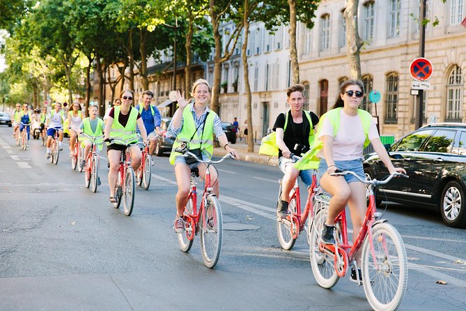 Paris Evening Snapshot Bike Tour - The Louvre and the pleasure of seeing Paris connect