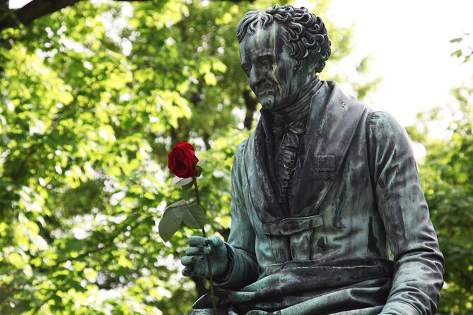 Paris: Famous Graves of Pere Lachaise Cemetery Guided Tour - Why Père Lachaise deserves two focused hours