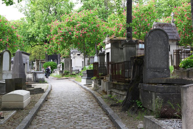 Paris: Famous Graves of Pere Lachaise Cemetery Guided Tour - The stories that make the stone memorable