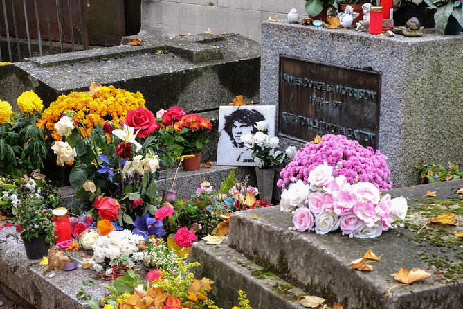 Paris: Famous Graves of Pere Lachaise Cemetery Guided Tour - Practical booking advice for a smoother morning