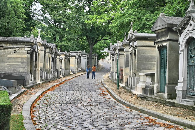 Paris: Famous Graves of Pere Lachaise Cemetery Guided Tour - The famous graves: Morrison, Wilde, Chopin, and Piaf