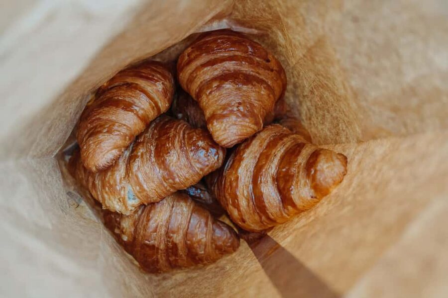 Paris: Food and Wine Tasting Walking Tour in Le Marais - Jewish Marais traditions and a warm pastrami sandwich
