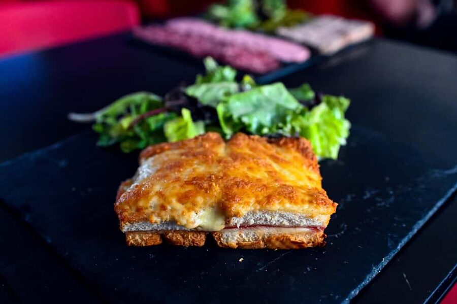 Paris: Food Tour in Le Marais with Tastings - The guide and group size shape the experience