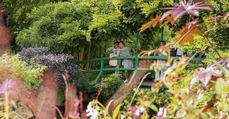 Paris: Giverny & Versailles Small Group or Private Tour - How the group size changes the experience