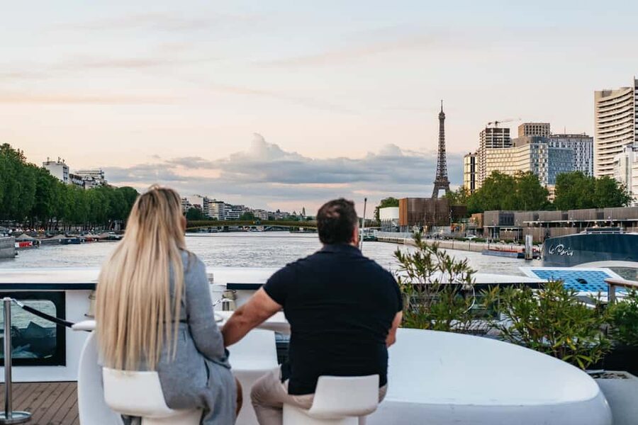 Paris: Gourmet Dinner Cruise on Seine River with Live Music - Dinner on the Seine, with Paris as your dining room