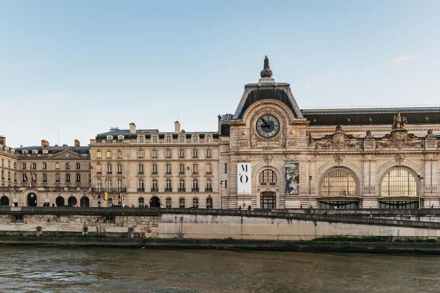 Paris: Gourmet Dinner Cruise on Seine River with Live Music - From singer and guitarist to the dance floor