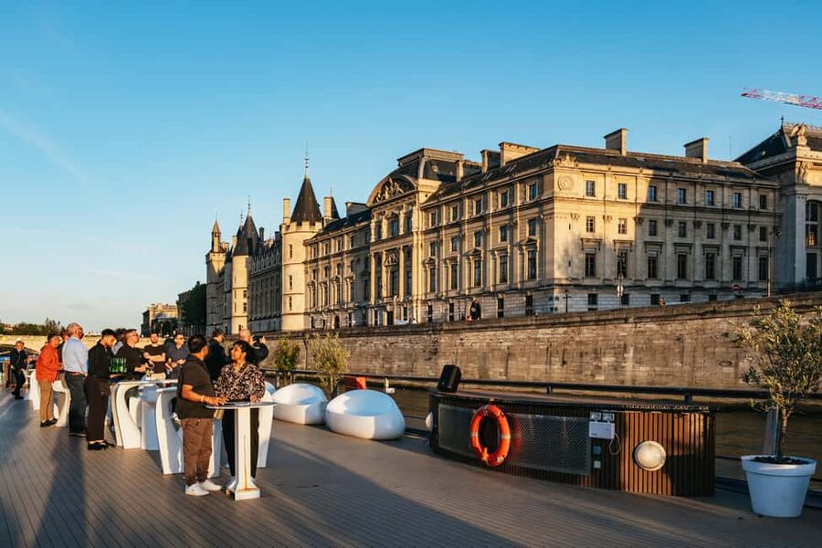 Paris: Gourmet Dinner Cruise on Seine River with Live Music - Meeting point, timing, and clothing
