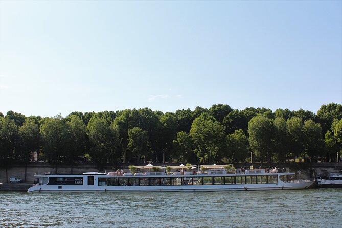 Paris Gourmet Dinner Seine River Cruise with Singer and DJ Set - A moving view of Paris after dark