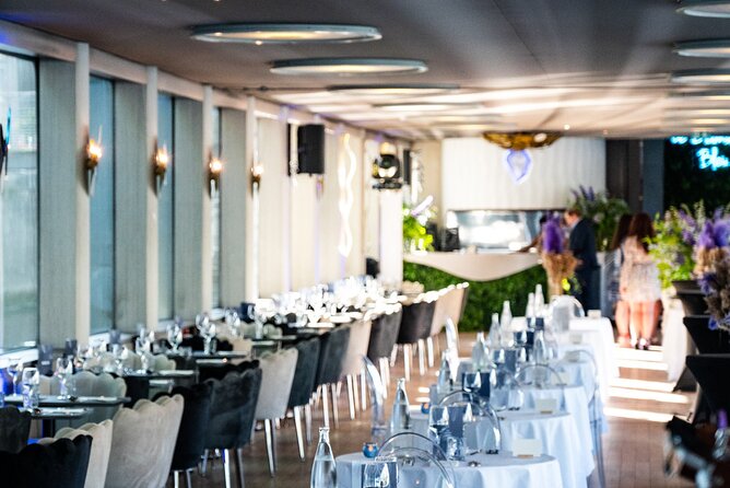 Paris Gourmet Dinner Seine River Cruise with Singer and DJ Set - The best moment comes at the Eiffel Tower