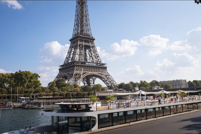 Paris Gourmet Dinner Seine River Cruise with Singer and DJ Set - Dinner: attractive presentation, uneven results