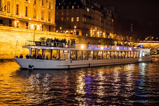 Paris Gourmet Dinner Seine River Cruise with Singer and DJ Set - Music, dancing, and the party atmosphere