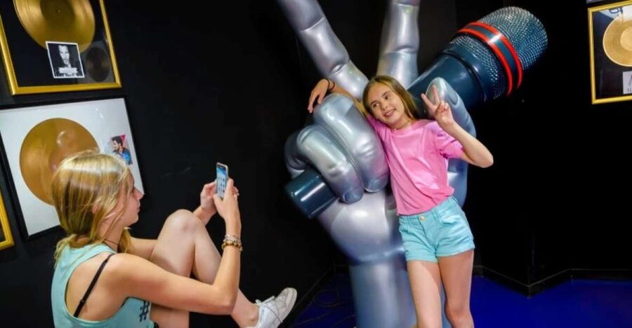 Paris: Grèvin Wax Museum and Seine River Cruise Tickets - The Seine cruise from Pier 3
