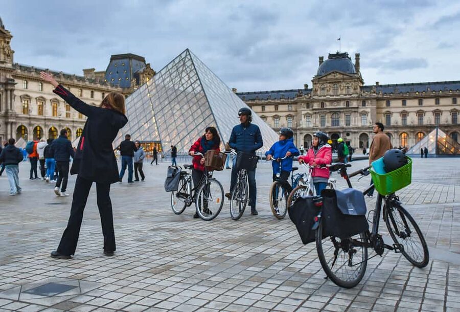 Paris: Guided bike tour - Greatest monuments of the capital - Starting in Le Marais beside Centre Pompidou