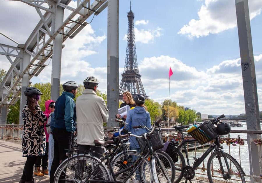 Paris: Guided bike tour - Greatest monuments of the capital - Crossing the islands toward Notre-Dame and the Conciergerie
