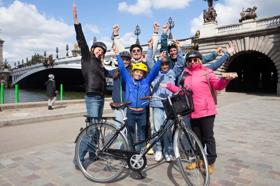 Paris: Guided bike tour - Greatest monuments of the capital - Following the Seine past Paris history