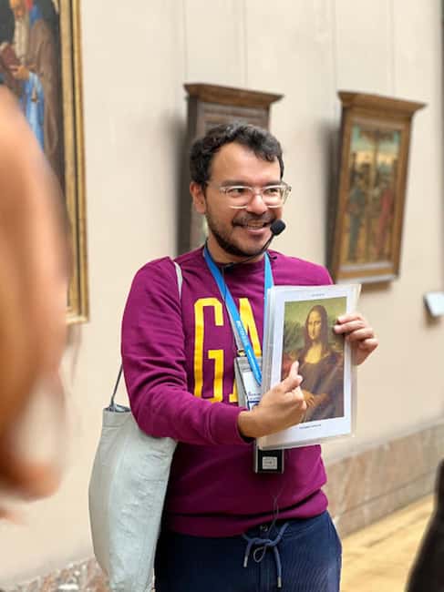 Paris: Guided tour in PORTUGUESE at the Louvre-semi-private - Meeting at the Louvre Pyramid