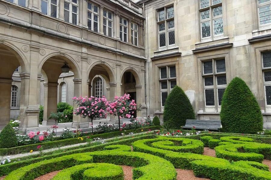 Paris: Guided tour of Marais in German - Starting at Hôtel de Ville and Centre Pompidou