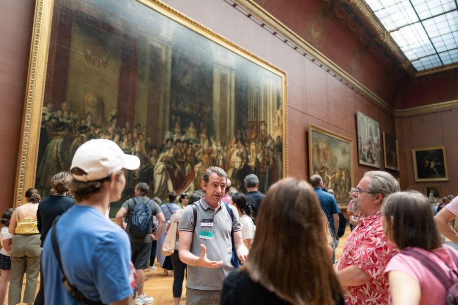 Paris: Guided Tour of the Must-Sees of the Louvre Museum - Entering the Louvre with reserved access
