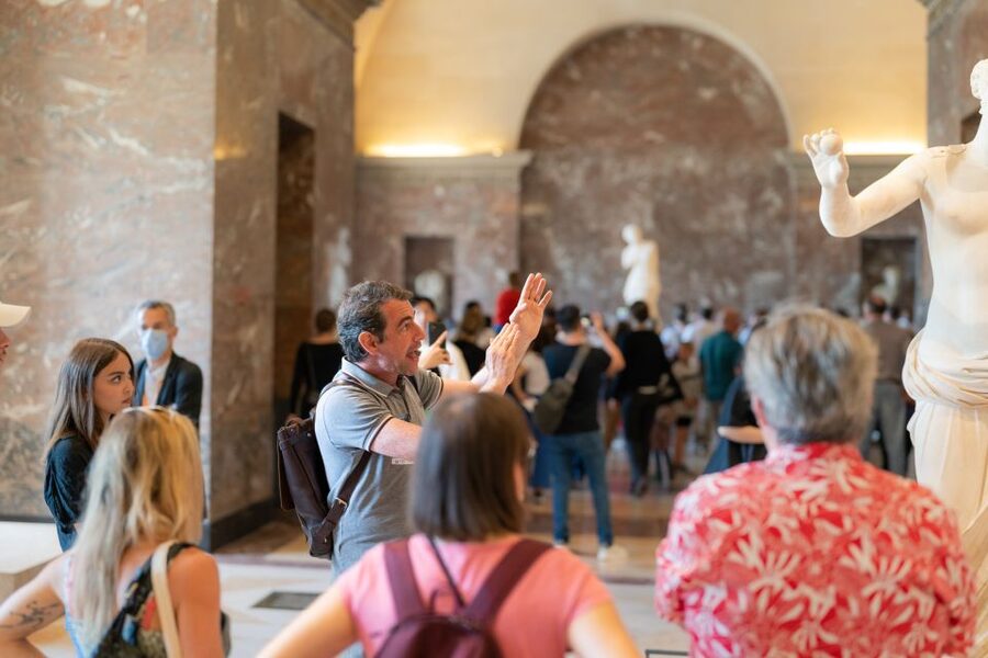 Paris: Guided Tour of the Must-Sees of the Louvre Museum - Venus de Milo and Winged Victory