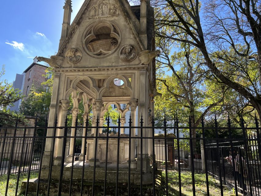 Paris: Haunted Père Lachaise Cemetery Guided Tour - Timing, weather, and what to bring