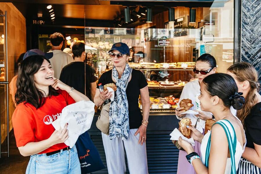 Paris: Hidden Gems of Montmartre with Local Guide - Why the small group changes the experience