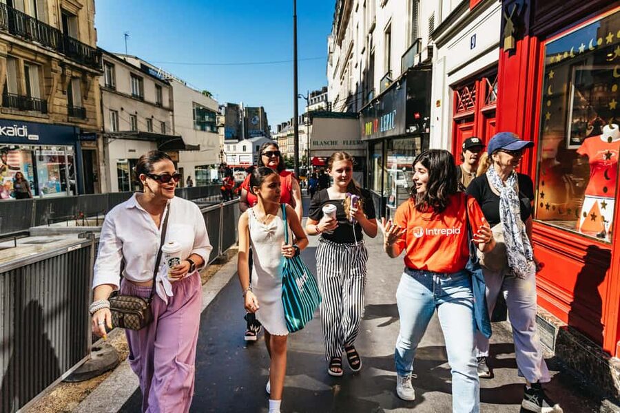 Paris: Hidden Gems of Montmartre with Local Guide - Cafés, artists, and the first pastry stop