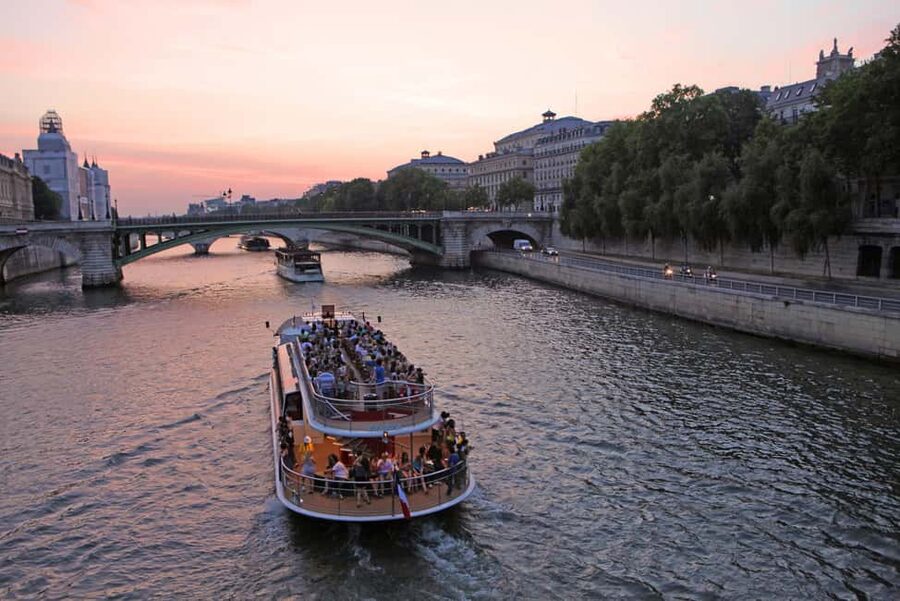 Paris: Hop-on Hop-off Bus Tour & Seine Cruise Bundle Tour - The Seine cruise from Port de Suffren