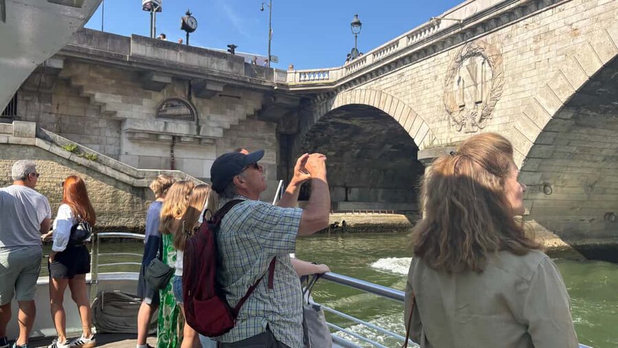 Paris: Hop-On Hop-Off Seine Cruise Pass with 9 Stops - The Louvre, Place de la Concorde, and Invalides